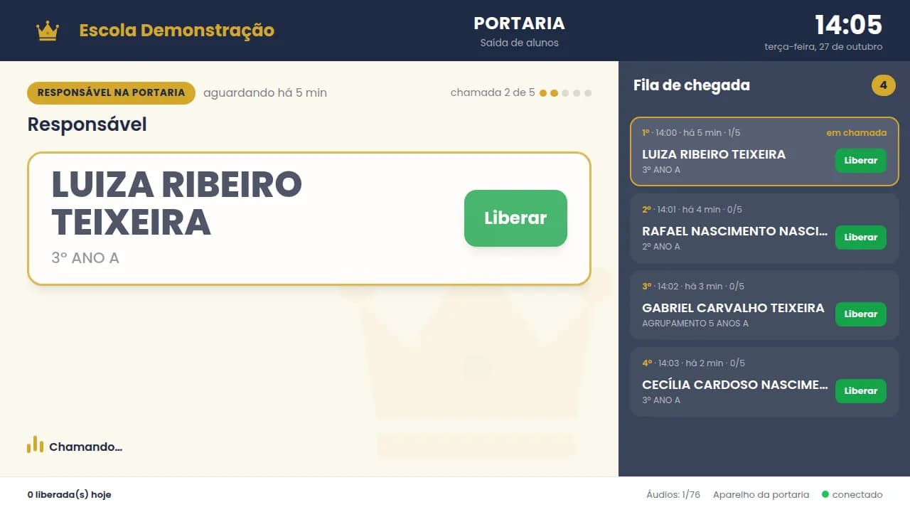 TV da portaria chamando o nome do aluno e a fila de chegada