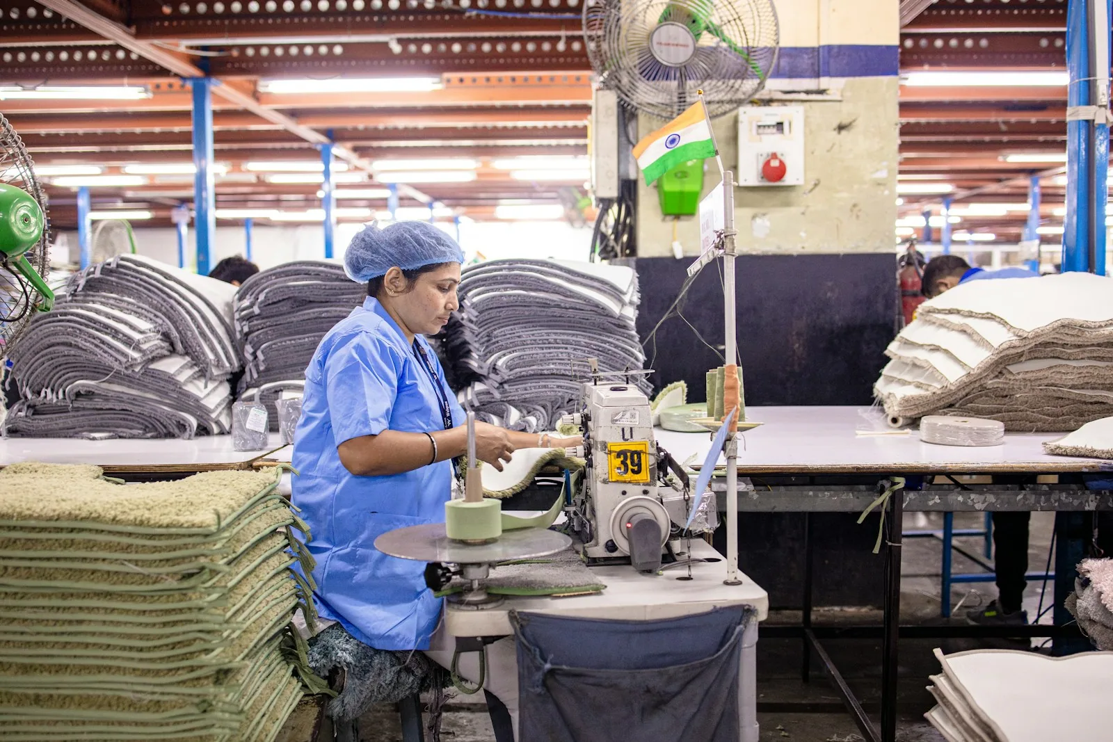 Painel de operação mostrando agentes de IA em produção com métricas de ROI e governança