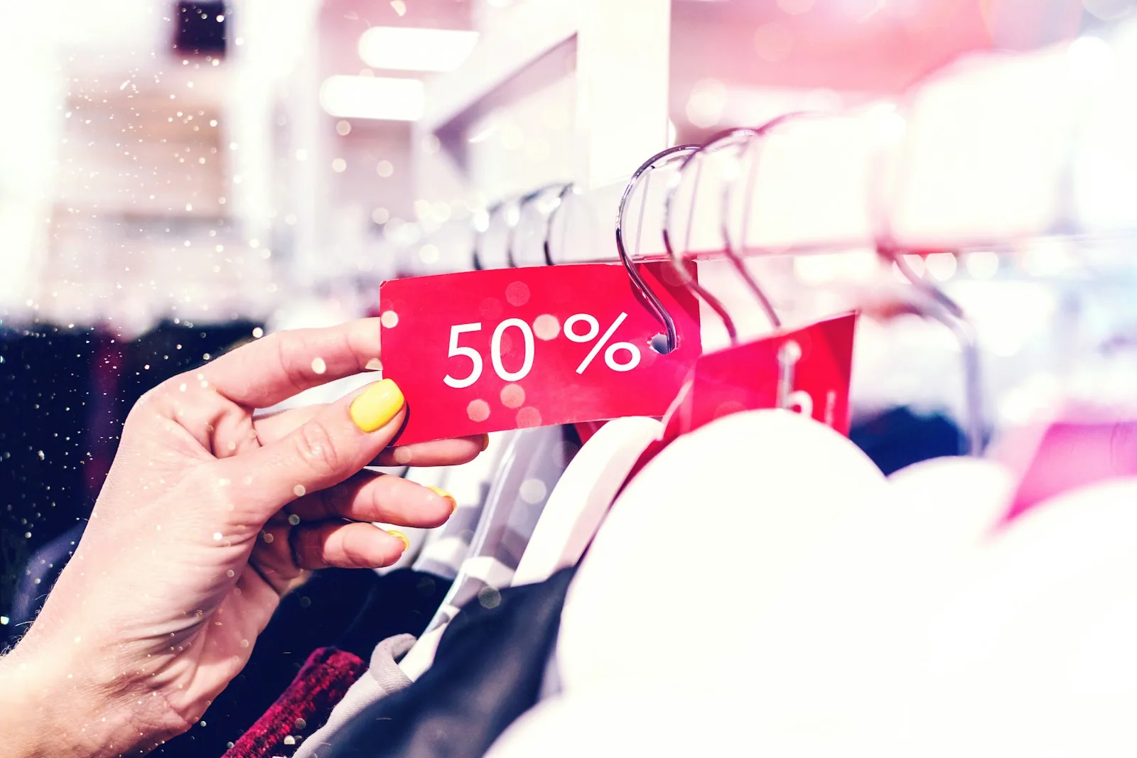 Manchete de poupança 8% do Santander ilustrando ancoragem de preços no marketing
