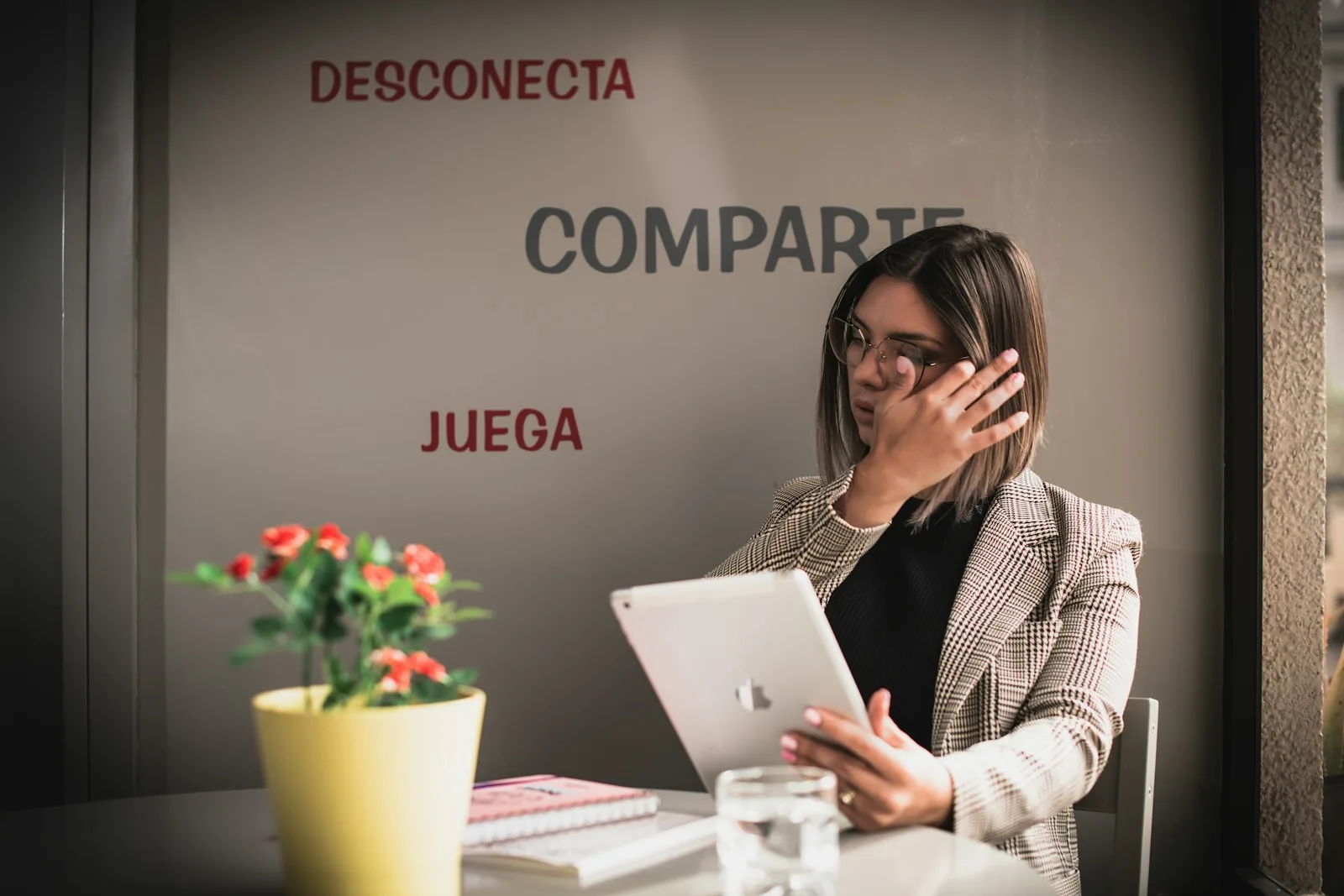 Operador de atendimento ao cliente apoiado por agente de IA no WhatsApp durante greve