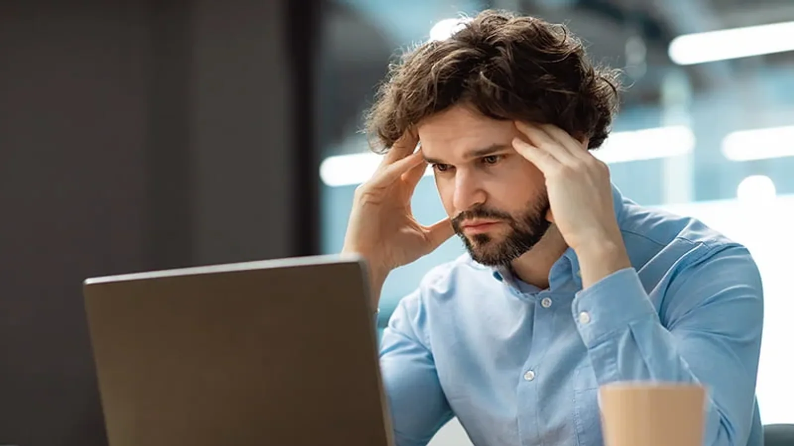 Profissional analisando painel de campanhas de uma empresa de tráfego pago