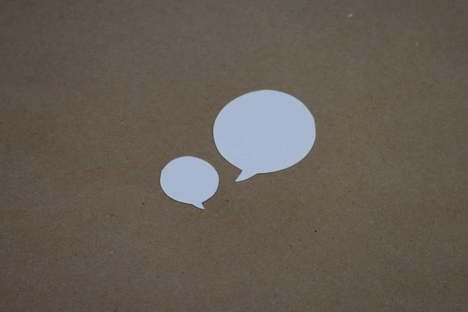Planilha de custo por conversa na API oficial do WhatsApp aberta ao lado de um celular com atendimento no WhatsApp