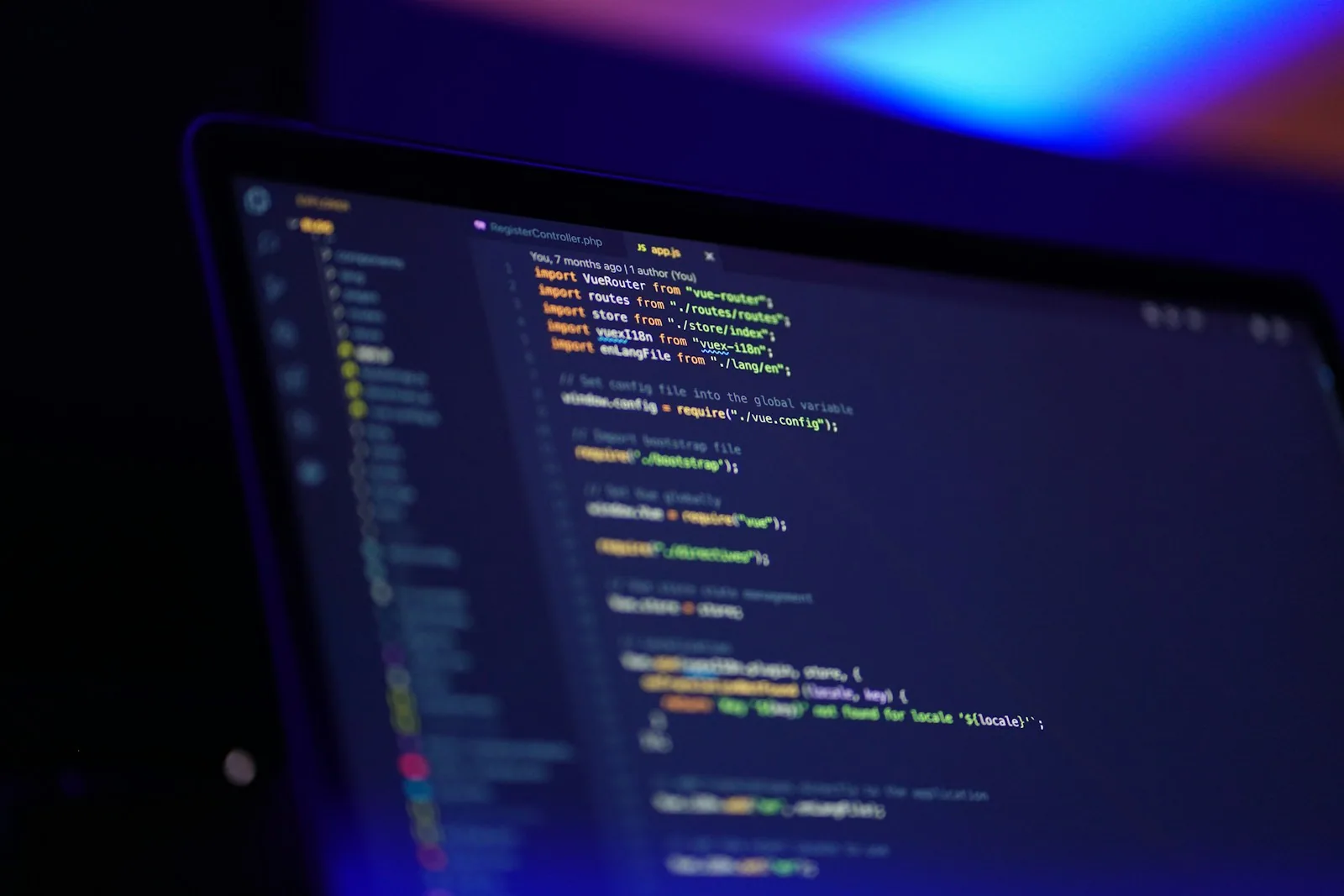 Escopo de projeto de software com wireframes, histórias de usuário e lista fora do escopo sobre a mesa