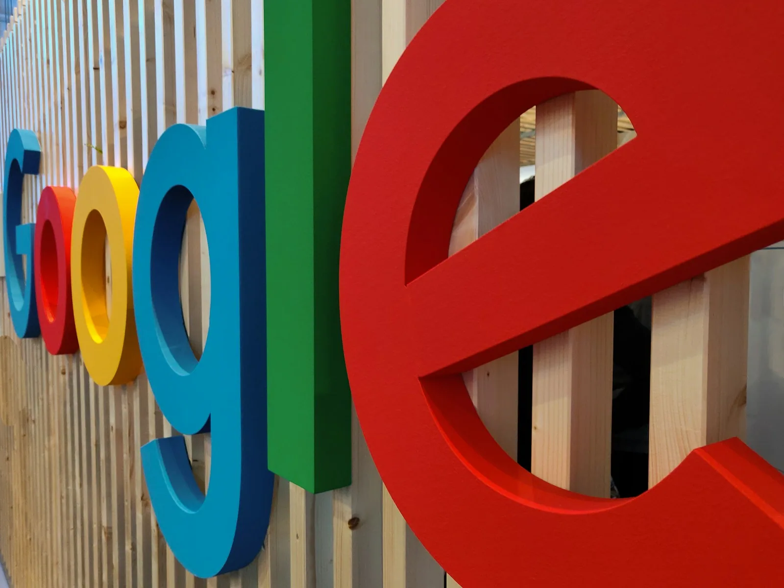 Ilustração do Google I/O 2026 com os modelos Gemini 3.5 Flash, Gemini Omni e agentes de IA