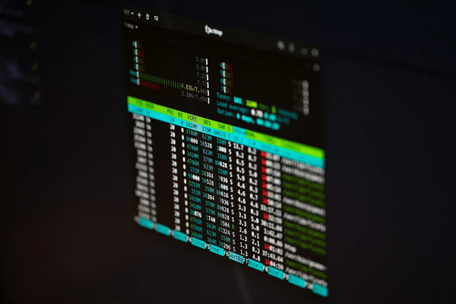 Terminal de servidor Linux com checklist de hardening: SSH, firewall, atualizações e logs