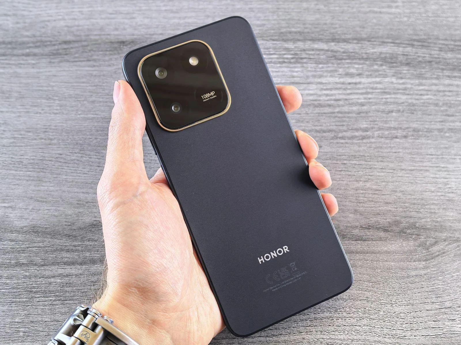 Honor X70 Pro Max e X80 Pro Max lado a lado destacando as baterias de alta capacidade