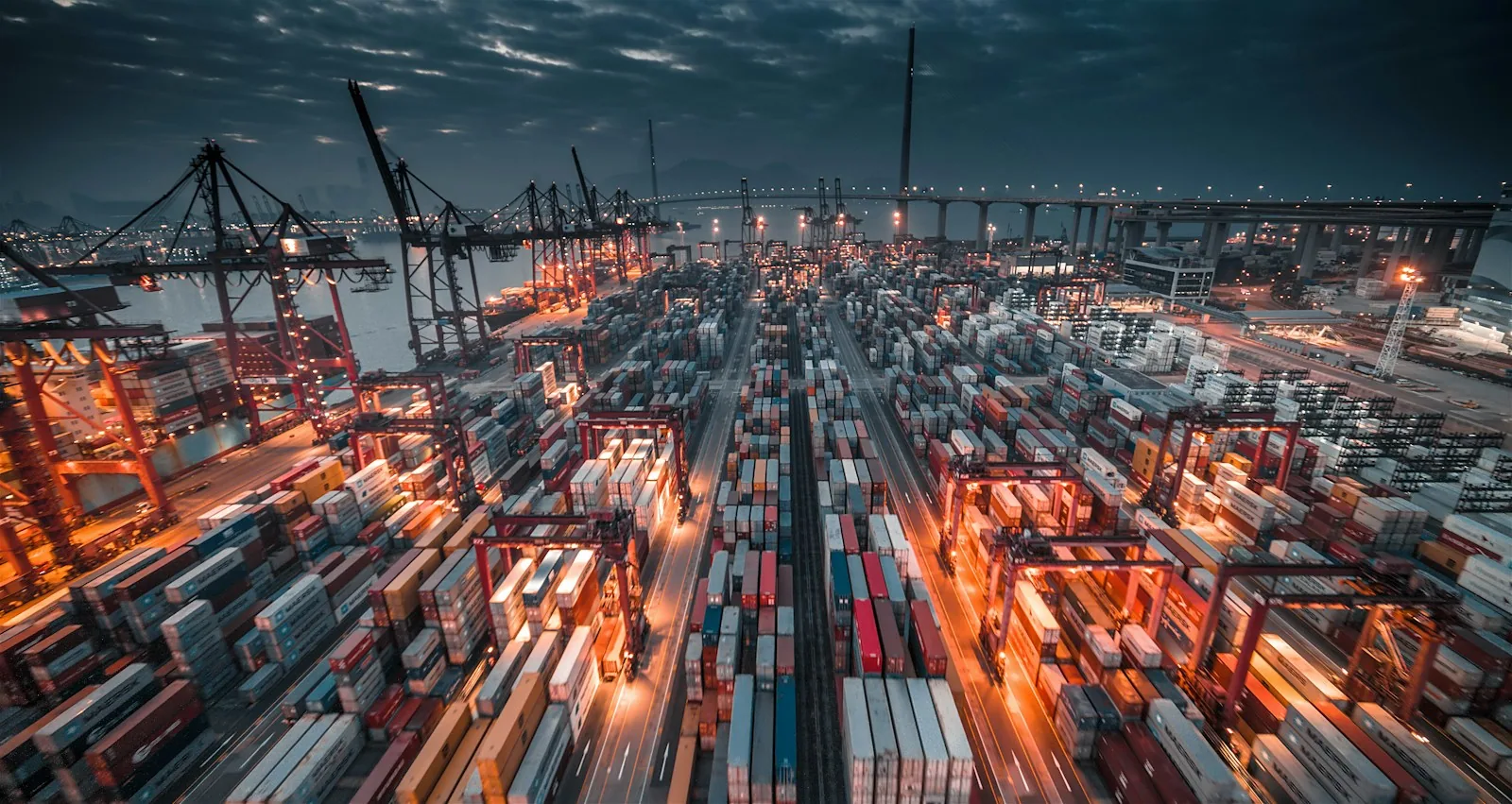 Terminal mostrando o rebuild de uma imagem Docker PHP com a versão 8.4.27 corrigida contra o PHP2Shell