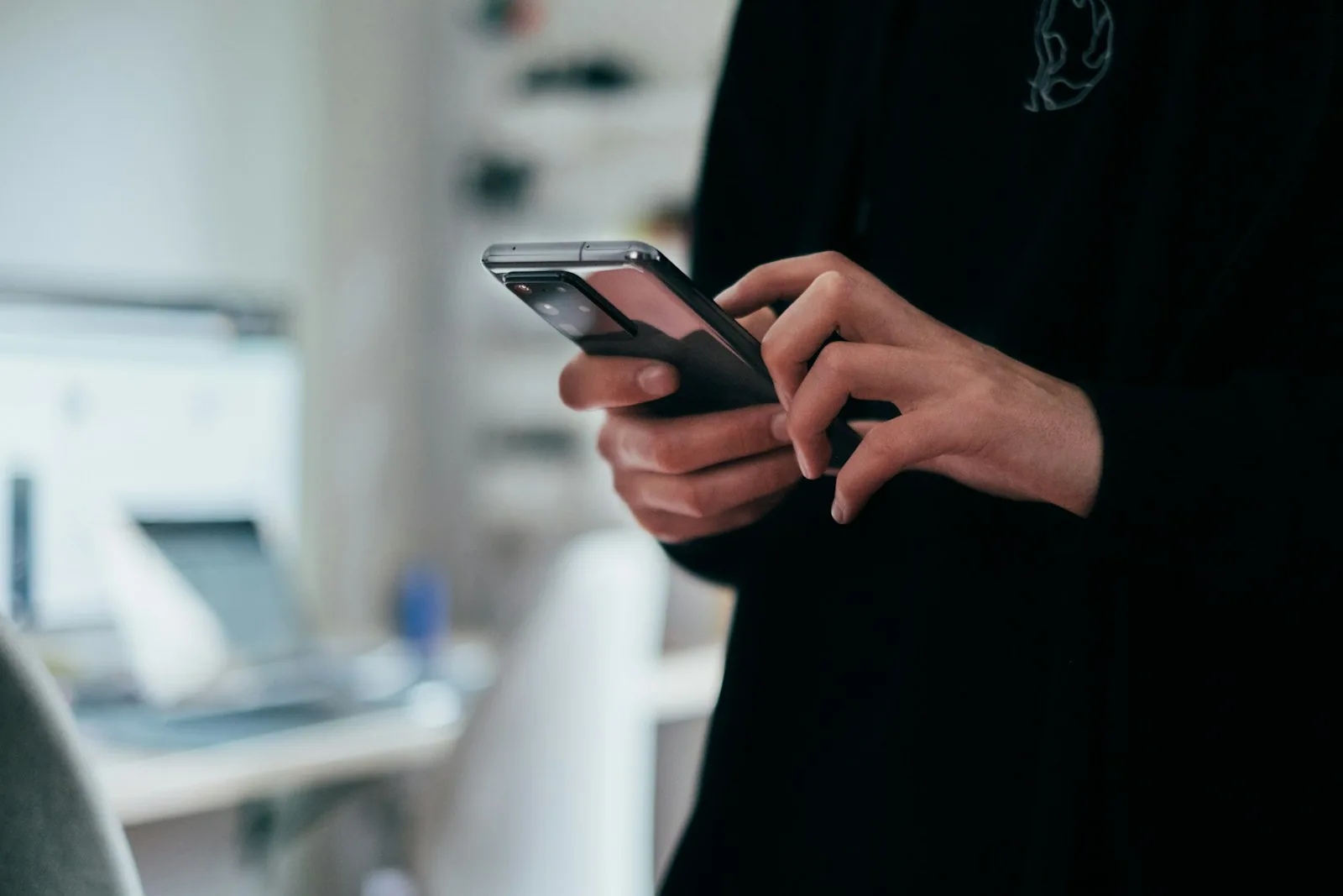 Como migrar para api oficial whatsapp: celular com WhatsApp Business conectado a um painel de atendimento