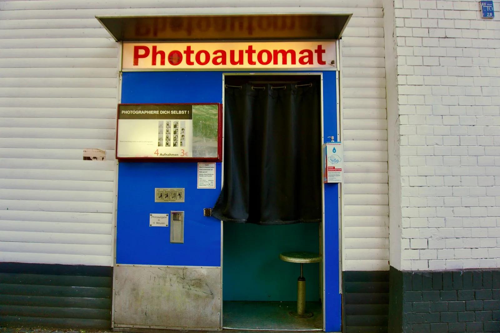 Empresário aprovando cobrança recorrente por Pix Automático no celular em 2026