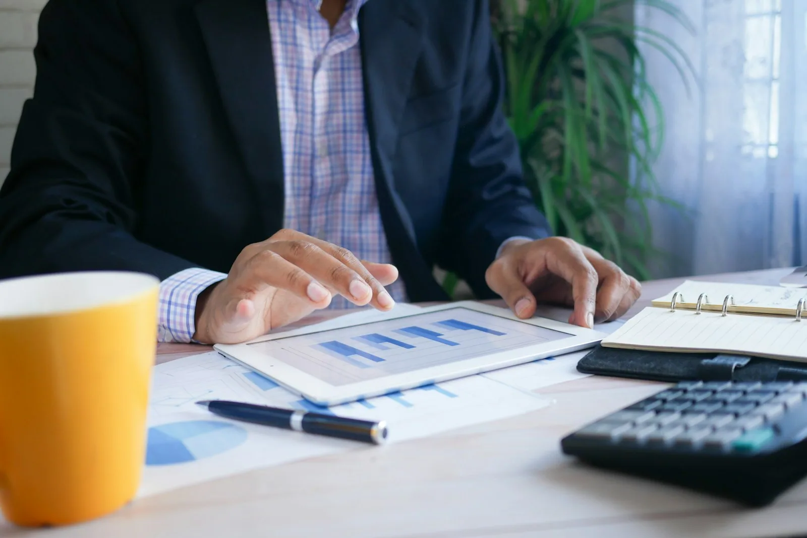 Painel de portal de finanças exibindo obrigações fiscais, Open Finance e cobranças Pix de uma empresa brasileira