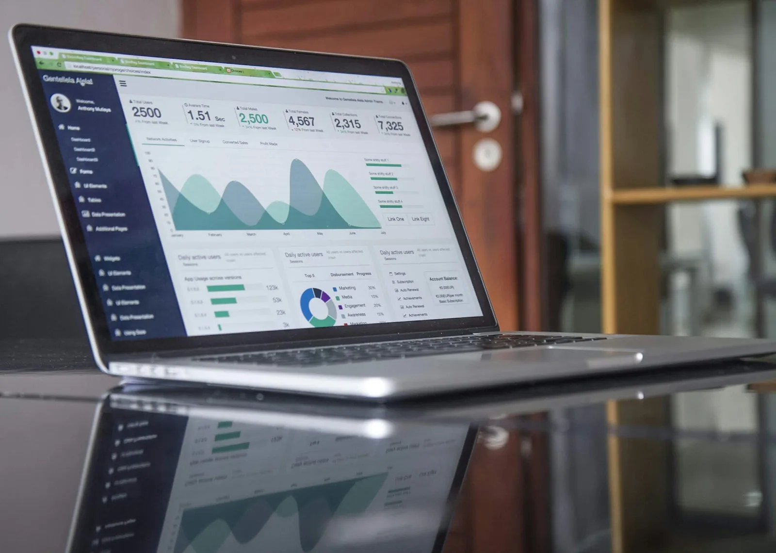 Dono de empresa consultando no celular o portal do cliente da agência com leads, investimento e ROI