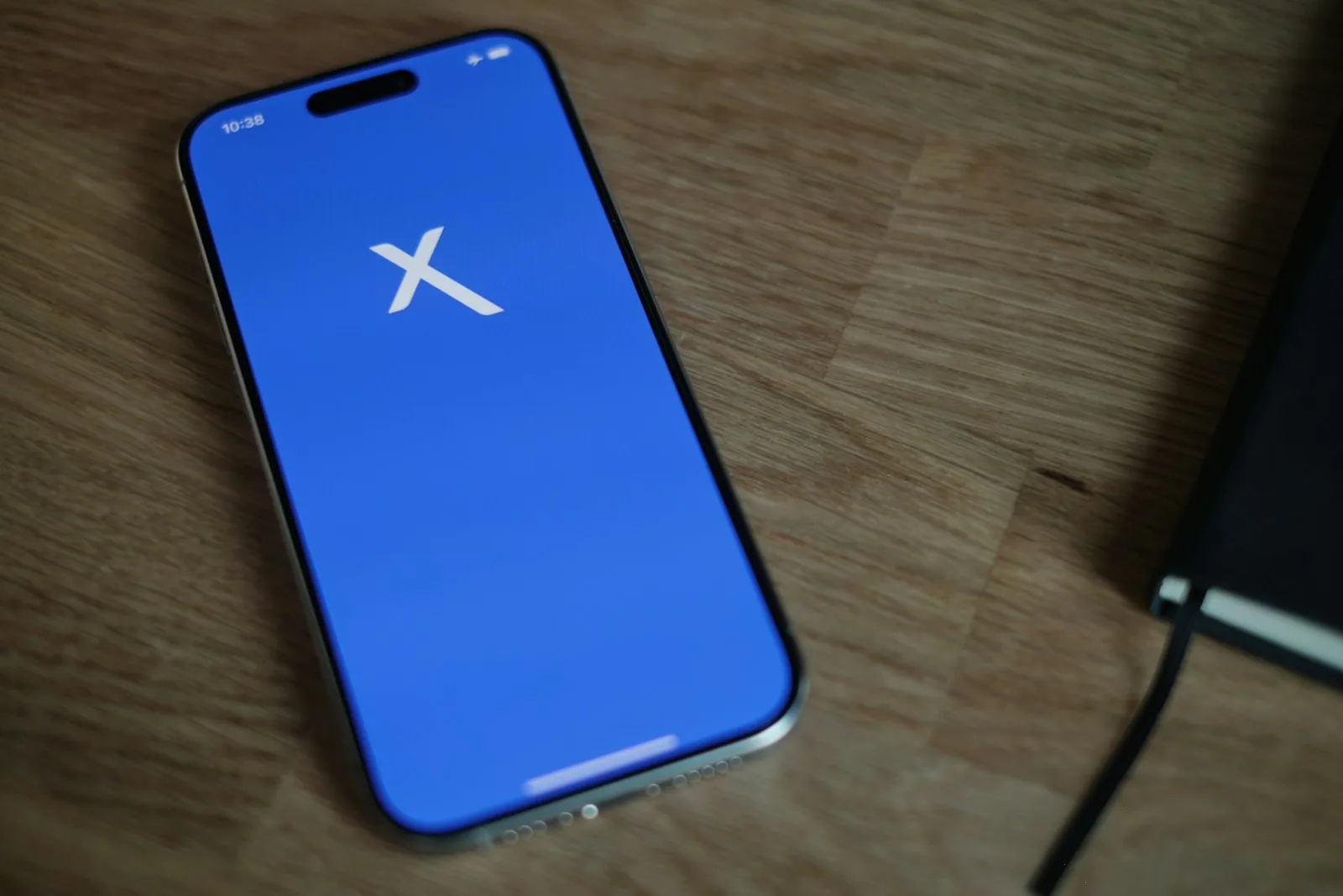 Tela de TV congelada simbolizando a queda da Xfinity e a falha de serviço da Comcast