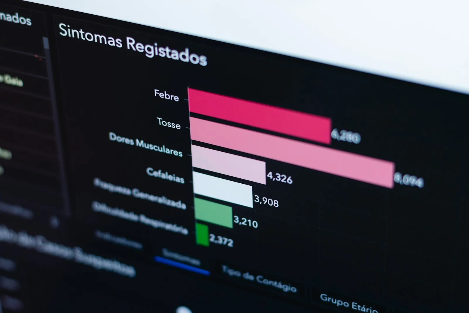 Rack de servidores em data center, ilustrando os requisitos de servidor para Moodle 5.x