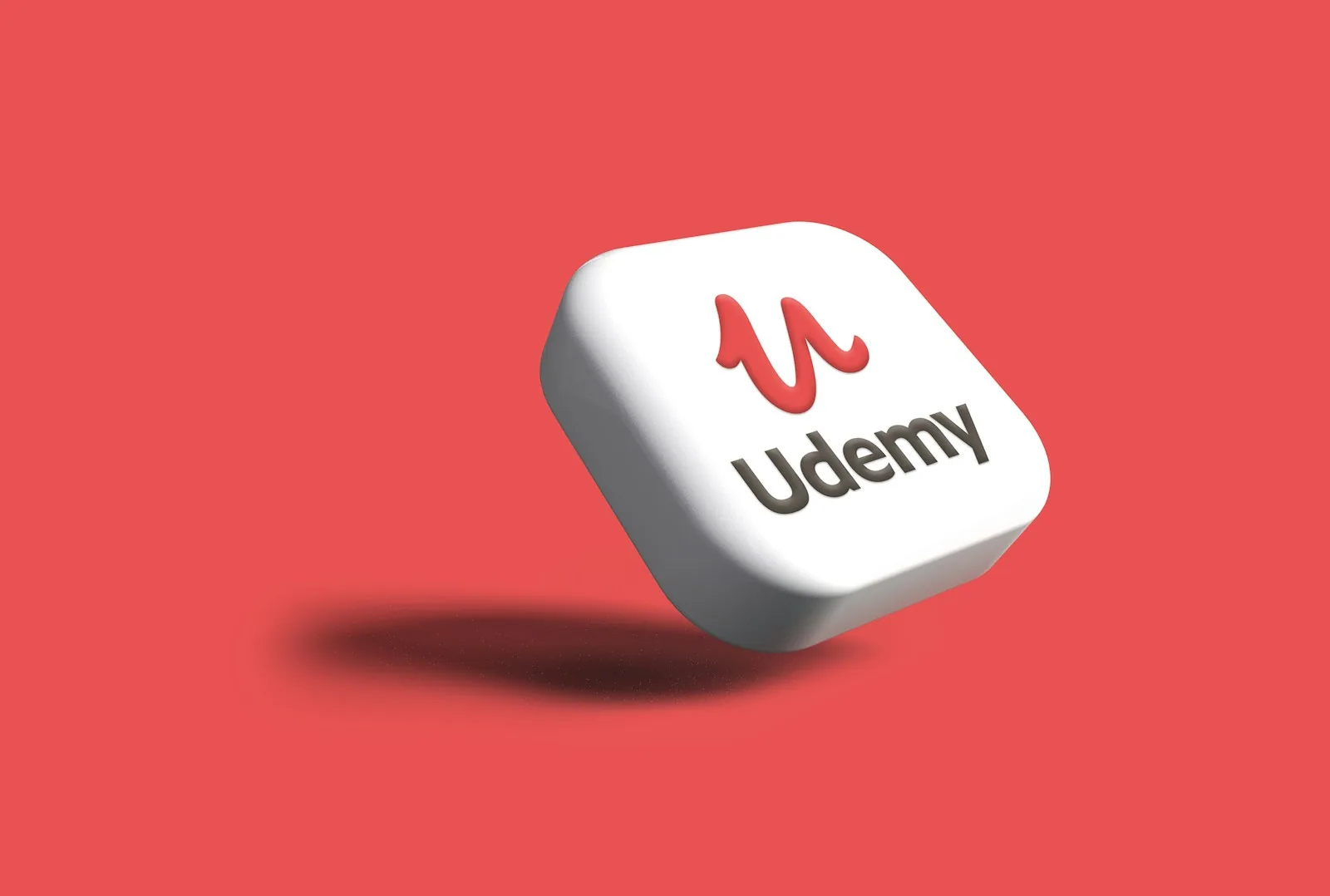 Logos da Udemy e da Coursera unidas representando a fusão com IA no ensino online em 2026