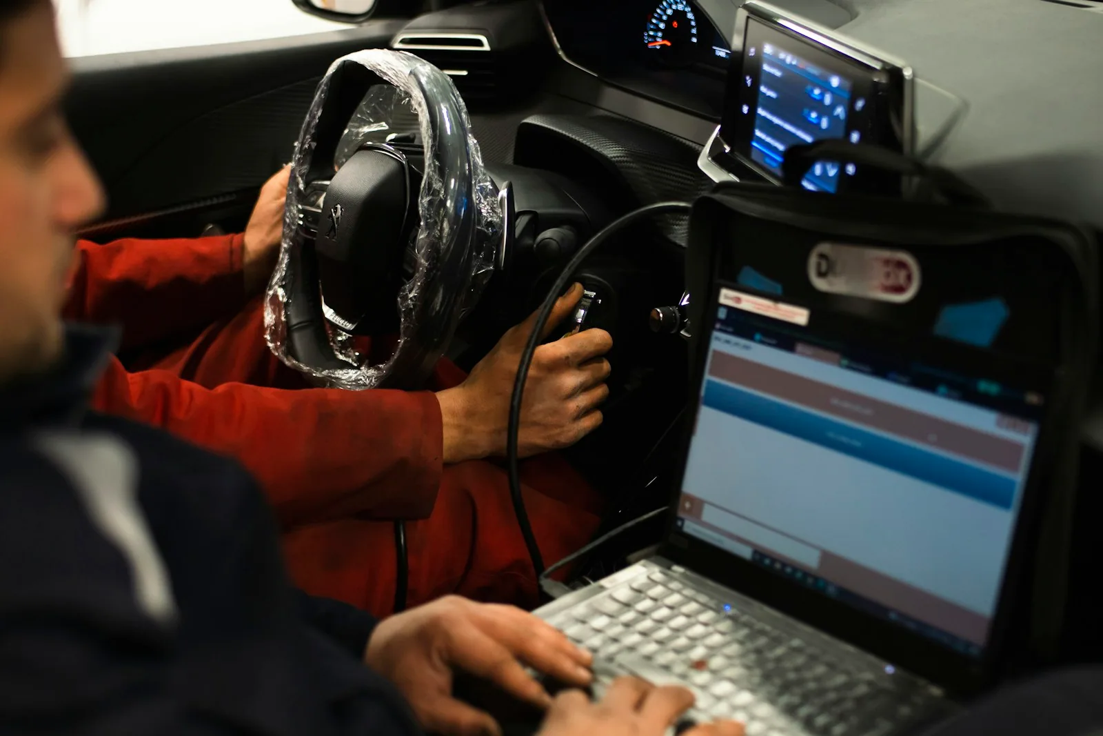 Painel de carro conectado da Volkswagen com o assistente de IA generativa OTTO na central multimídia
