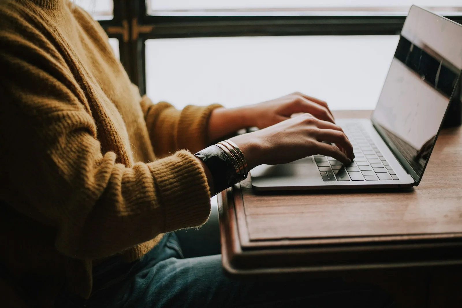 VPS para Moodle comparada com hospedagem gerenciada: servidor, calendário de atualizações e backup de um AVA de EAD