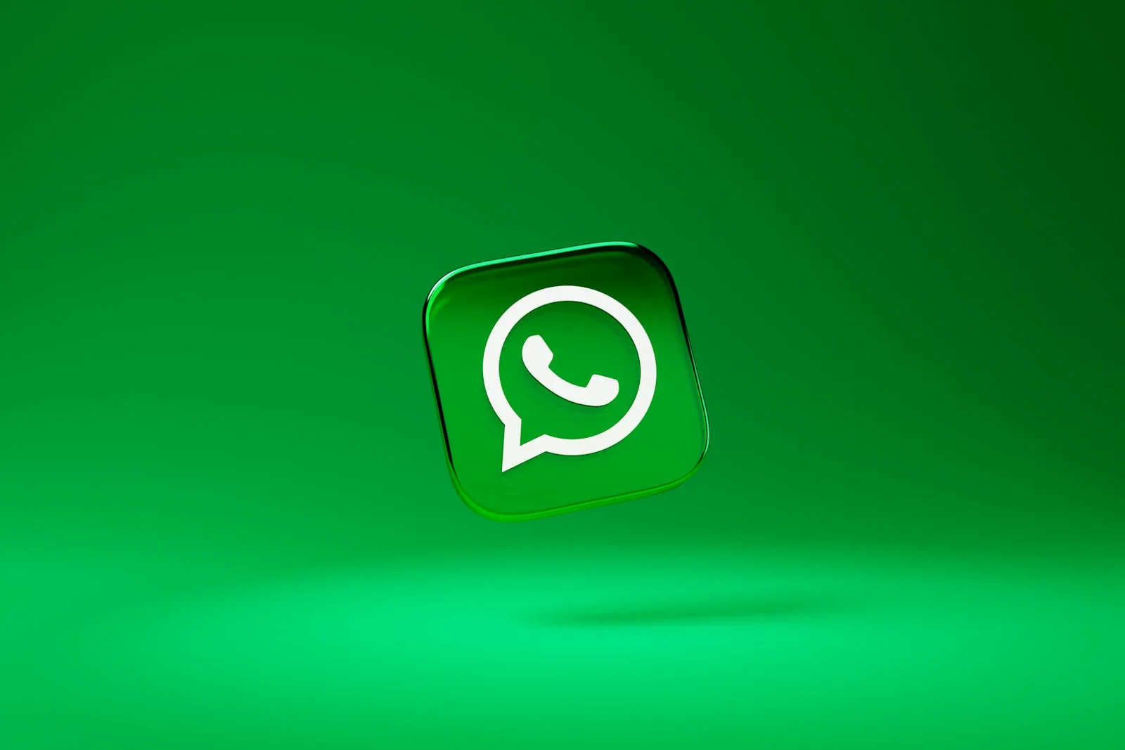 Dois celulares lado a lado exibindo o WhatsApp Business conectado na mesma conta